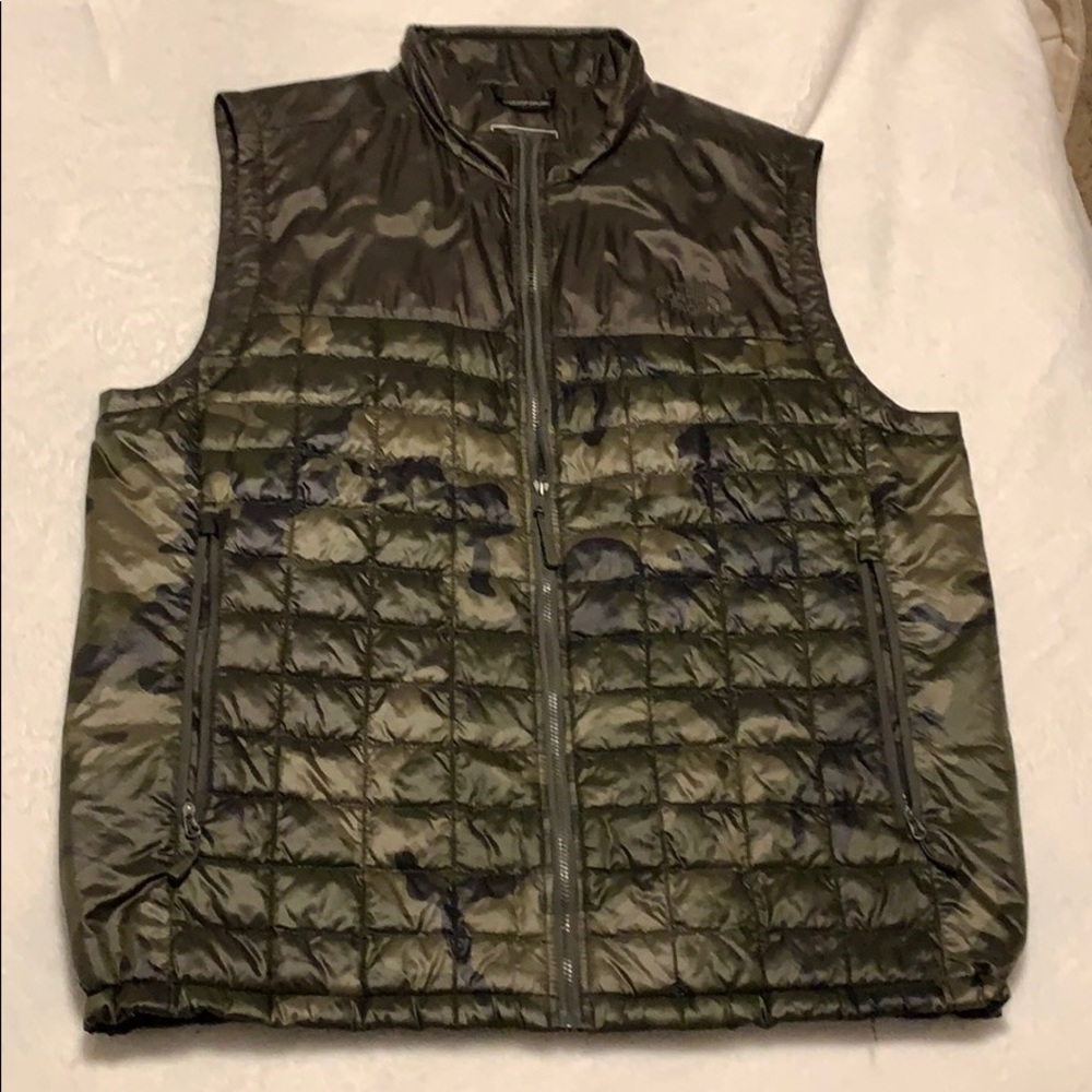 Men’s large camo green North Face vest